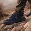 Sowilo Algiz azul hombre en terreno — zapatilla barefoot trail senderismo en uso exterior Chile