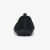 Detalle trasero de un zapato barefoot negro que asegura una pisada estable y zero drop.
