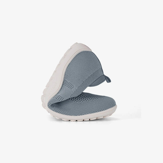 Detalle de flexibilidad extrema en zapato minimalista que permite un movimiento natural del pie.