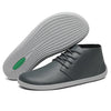 Vista de la suela de caucho flexible y antideslizante en zapato minimalista gris.