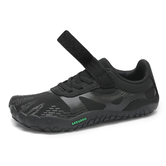 Zapatos bebé ergonómicos con sistema de velcro para facilitar el calce autónomo escolar.