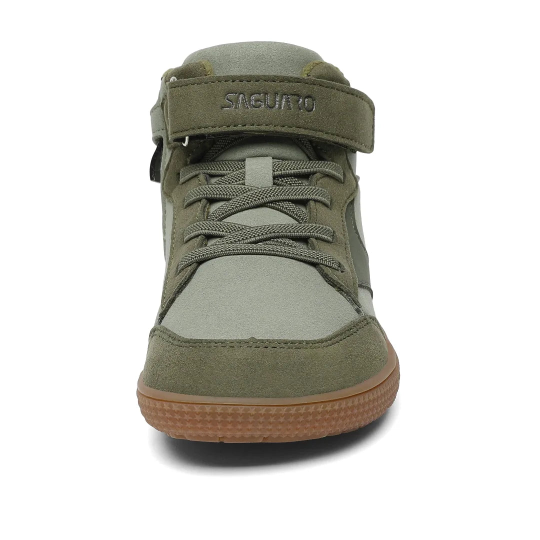 Zapatos bebé ergonómicos verdes con horma ancha para libre movimiento.