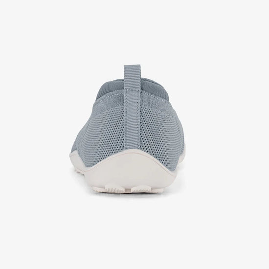 Vista trasera de zapatos minimalistas resaltando el ajuste elástico y suave del talón.