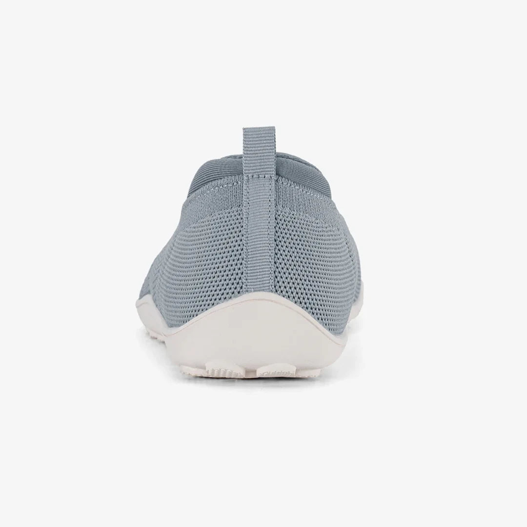 Vista trasera de zapatos minimalistas resaltando el ajuste elástico y suave del talón.