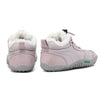 Par de zapatos minimalistas para niña que aseguran una postura natural y base estable.