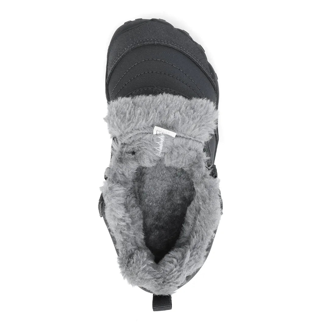 Zapatos minimalistas para niño resaltando el forro térmico de felpa para el frío.