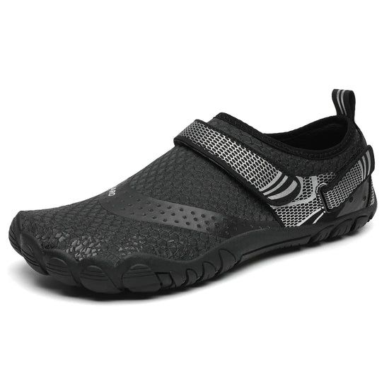 Zapatos para río respetuosos Saguaro Dive IV negros, horma ancha y materiales drenantes para máxima comodidad en el agua.