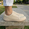Persona usando zapatillas ZZfaber Bamba I beige en exterior.