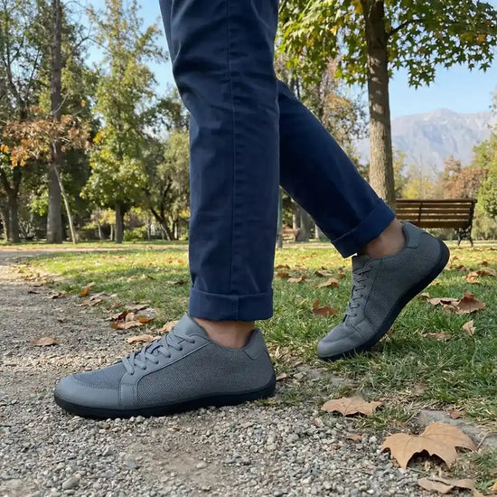 Persona usando zapatillas ZZfaber Bamba I gris en exterior.