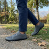 Persona usando zapatillas ZZfaber Bamba I gris en exterior.