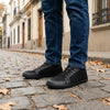 Persona usando zapatillas ZZfaber Bamba I negras en exterior.