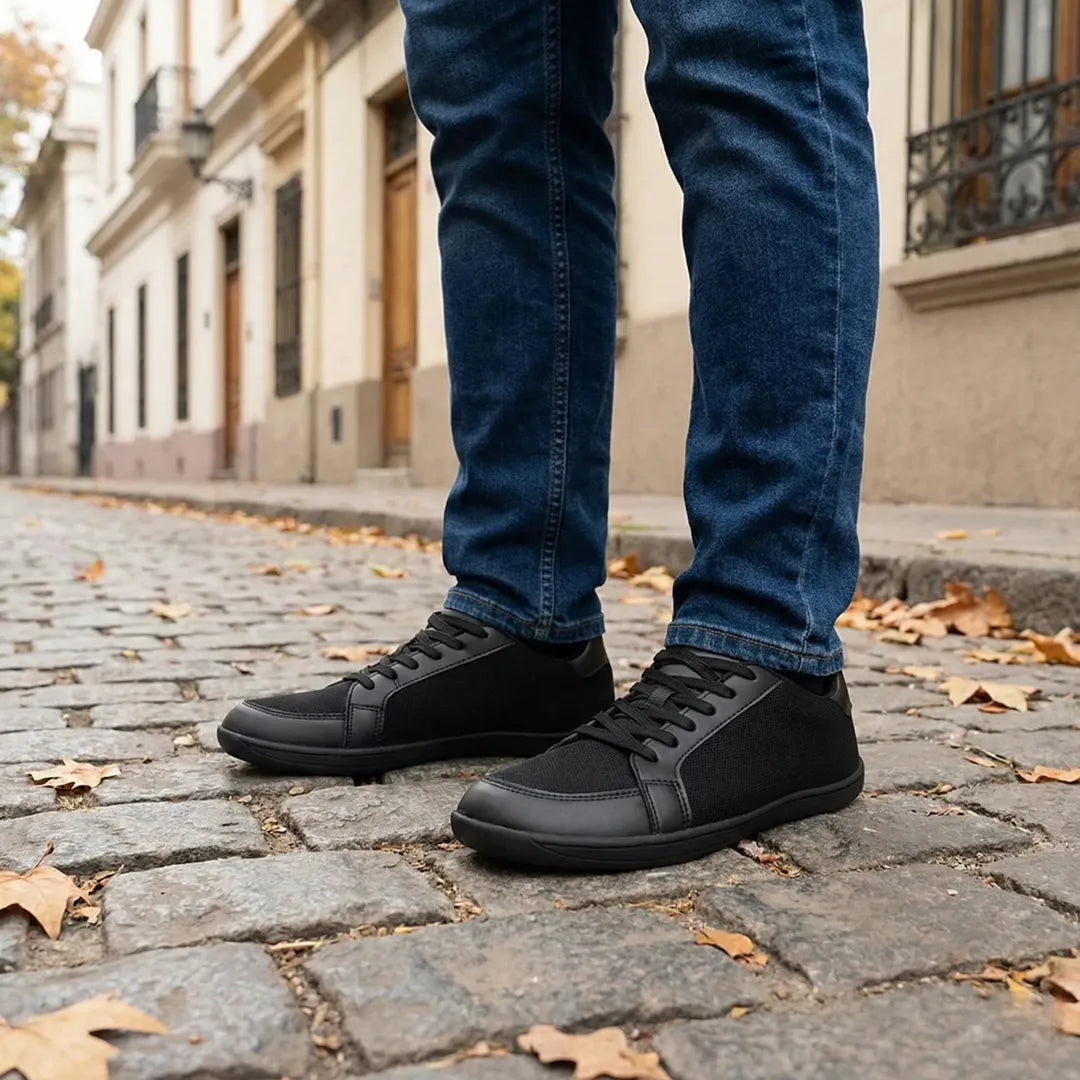 Persona usando zapatillas ZZfaber Bamba I negras en exterior.