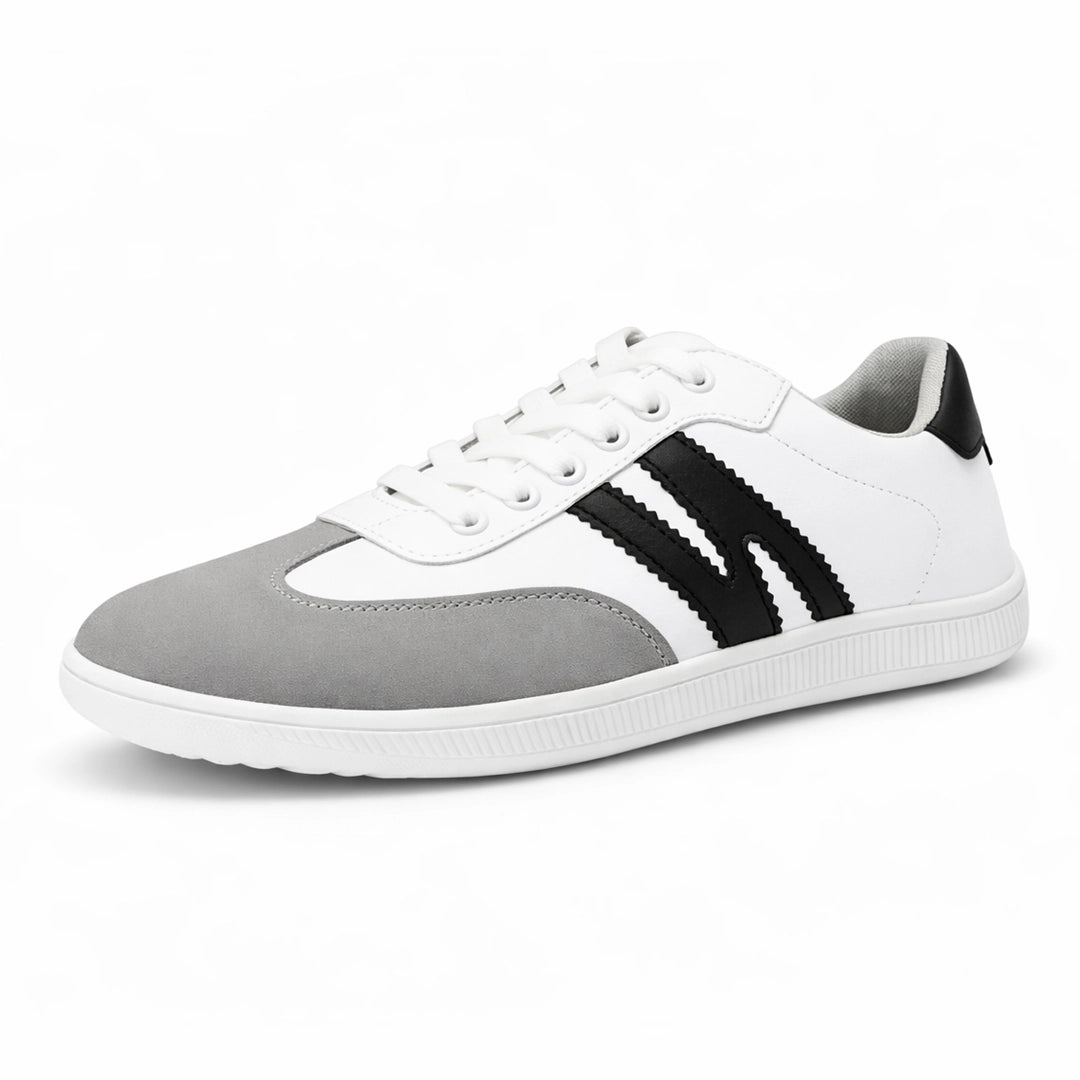 Zapatilla minimalista ZZfaber Niza I blanco con negro vista diagonal.