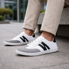 Persona usando zapatillas ZZfaber Niza I blanco con negro en exterior.