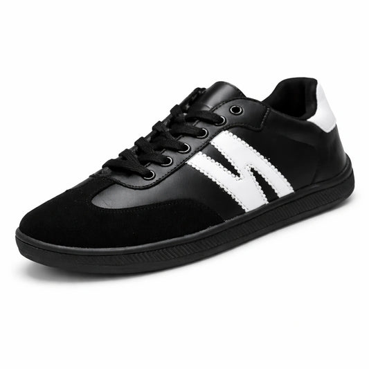 Zapatilla minimalista ZZfaber Niza I negra con blanco vista diagonal.