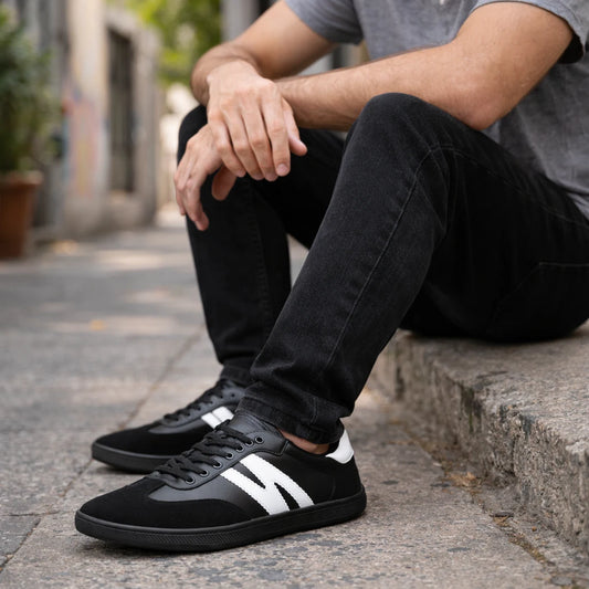Persona usando zapatillas ZZfaber Niza I negro con blanco en exterior. 